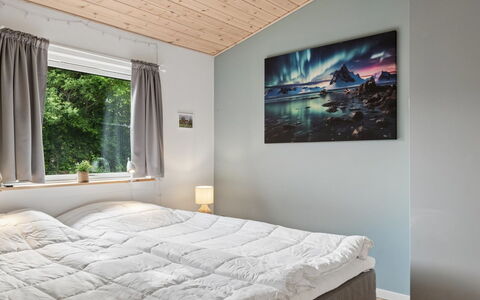 Arise - 1.5Km from the Sea: Habitación, Madera, Cama, Diseño De Interiores, Techo, Sábana, Suelo, Lecho, Piso, Marco De La Cama