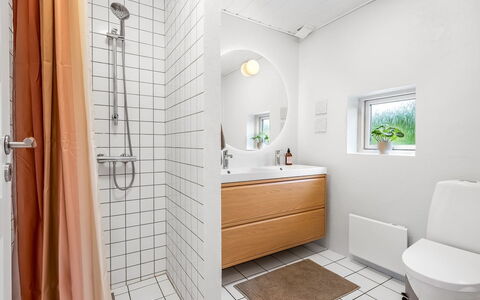 Chiuvana - 250M from the Sea: Piso, Arreglo De Tubería, Baño, Suelo, Diseño De Interiores, Lavabo Del Baño, Lavabo, Baño, Plomería, Grifo
