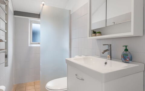 Sibyll - 1Km from the Sea: Baño, Lavabo Del Baño, Arreglo De Tubería, Piso, Pared, Lavabo, Diseño De Interiores, Suelo, Grifo, Mueble De Baño