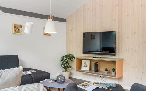 Sibyll - 1Km from the Sea: Diseño De Interiores, Mueble, Piso, Pared, Madera, Techo, Suelo, Habitación, Lámpara, Sala