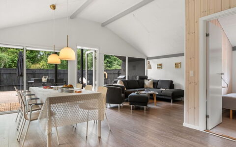 Sibyll - 1Km from the Sea: Diseño De Interiores, Piso, Madera, Techo, Mueble, Suelo, Sofá, Sala, Suelos De Madera, Cocina Y Comedor Mesa