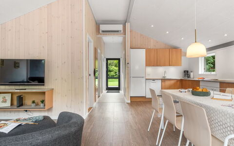 Sibyll - 1Km from the Sea: Diseño De Interiores, Techo, Piso, Suelo, Suelos De Madera, Madera Dura, Cocina Y Comedor Mesa, Manchas De Madera, Tablón, Sala