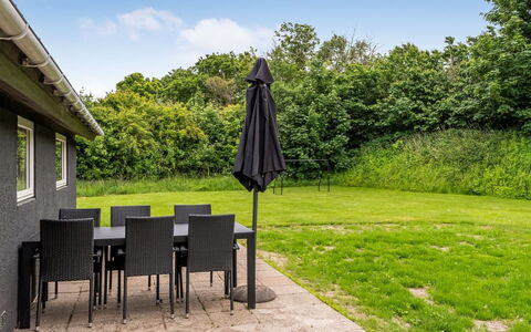 Sibyll - 1Km from the Sea: El Terreno Del Lote, Jardín, Césped, Sombra, Mueble Para Exteriores, Paisajismo, Mesa Al Aire Libre, Yarda, Patio Interior, Manchas De Madera