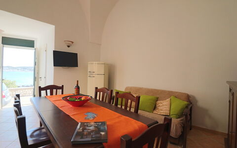 Casa Rachele a Otranto: Mueble, Cocina Y Comedor Mesa, Silla, Manchas De Madera, Madera Dura, Comedor, Barniz, Mesa Al Aire Libre, Electrodoméstico, Restaurante
