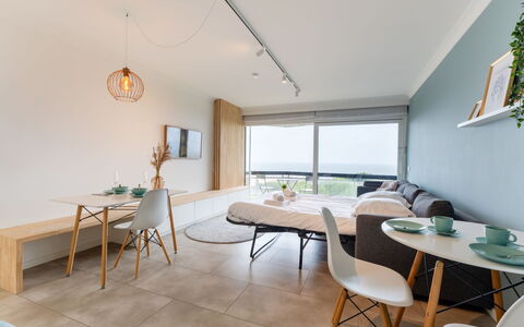 Poseidon with Seaview & Parking: Mueble, Piso, Diseño De Interiores, Suelo, Techo, Silla, Departamento, Habitación, Suelos De Madera, Sala