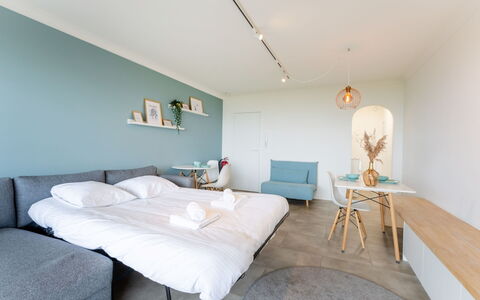Poseidon: Mueble, Piso, Suelo, Diseño De Interiores, Madera, Habitación, Techo, Cama, Habitación, Suelos De Madera