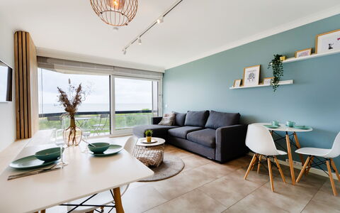 Poseidon with Seaview & Parking: Mueble, Piso, Diseño De Interiores, Suelo, Techo, Habitación, Silla, Departamento, Suelos De Madera, Sala