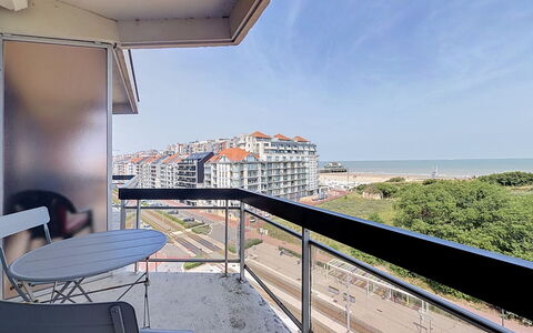 Poseidon with Seaview & Parking: Departamento, Balcón, Condominio, Vaso, Sombra, La Luz Del Día, Hotel