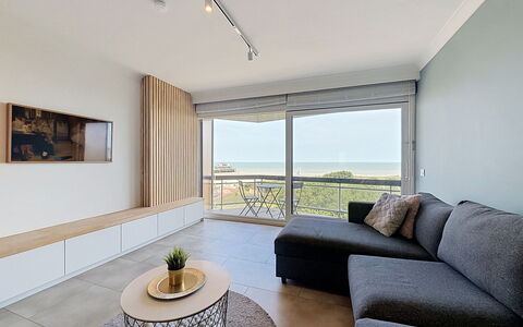 Poseidon with Seaview & Parking: Diseño De Interiores, Mueble, Piso, Suelo, Techo, Departamento, Habitación, Sala, Mar, Sofá