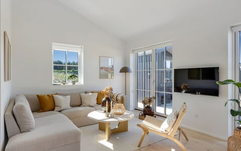 Raimund - 600M from the Sea: Sofá, Pared, Mueble, Diseño De Interiores, Piso, Suelo, Madera, Sala, Techo, Casa