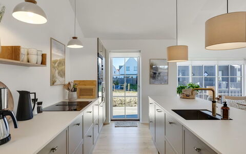 Raimund - 600M from the Sea: Cocina, Mostrador, Piso, Diseño De Interiores, Mueble, Gabinetes, Aparato De Cocina, Techo, Suelo, Lámpara