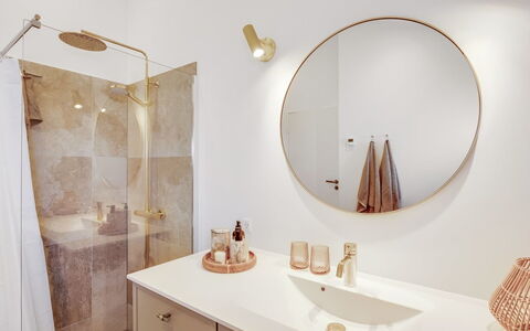 Raimund - 600M from the Sea: Diseño De Interiores, Arreglo De Tubería, Espejo, Piso, Suelo, Baño, Lámpara, Plomería, Mueble De Baño, Habitación
