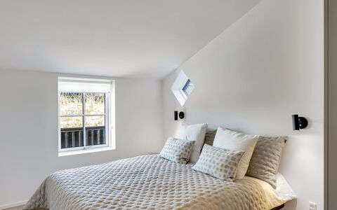 Raimund - 600M from the Sea: Diseño De Interiores, Habitación, Cama, Madera, Piso, Techo, Suelo, Lecho, Sábana, Mueble
