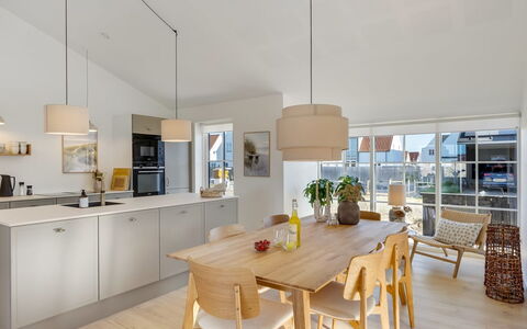 Raimund - 600M from the Sea: Mueble, Diseño De Interiores, Piso, Suelo, Cocina, Mostrador, Lámpara, Madera, Techo, Cocina Y Comedor Mesa