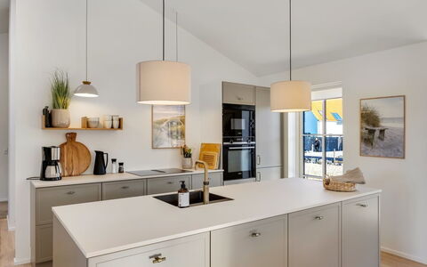 Raimund - 600M from the Sea: Mostrador, Cocina, Diseño De Interiores, Mueble, Piso, Aparato De Cocina, Lámpara, Gabinetes, Techo, Suelo