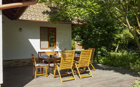 Villa Canela: Madera, Mueble, Mueble Para Exteriores, Manchas De Madera, Madera Dura, Sombra, Silla, Cabaña, Mesa Al Aire Libre, Porche