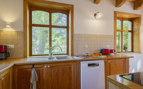 Villa Canela: Madera, Cocina, Diseño De Interiores, Piso, Mostrador, Gabinetes, Suelo, Techo, Mueble, Arreglo De Tubería