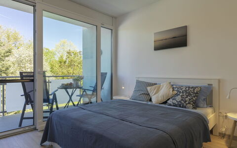 Gárdonyi Garden: Diseño De Interiores, Mueble, Suelo, Piso, Cama, Habitación, Habitación, Techo, Departamento, Sábana