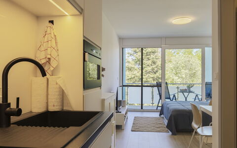 Gárdonyi Garden: Diseño De Interiores, Madera, Piso, Mueble, Cocina, Techo, Suelo, Mostrador, Habitación, Departamento