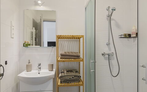 Gárdonyi Garden: Baño, Arreglo De Tubería, Diseño De Interiores, Pared, Piso, Suelo, Baño, Lavabo Del Baño, Lavabo, Grifo