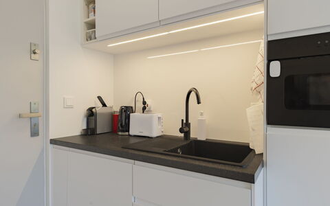 Gárdonyi Garden: Cocina, Mostrador, Aparato De Cocina, Diseño De Interiores, Fregadero, Arreglo De Tubería, Gabinetes, Electrodoméstico, Grifo, Lavabo