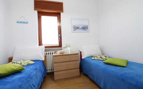 Margherita: Mueble, Piso, Suelo, Diseño De Interiores, Habitación, Madera, Cama, Habitación, Textil, Sábana