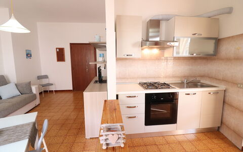 Margherita: Cocina, Aparato De Cocina, Electrodoméstico, Piso, Mueble, Mostrador, Diseño De Interiores, Madera, Suelo, Gabinetes