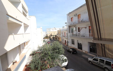 Margherita: Edificio, Ventana, Coche, Automotive Exterior, Barrio Residencial, By, Barrio, Departamento