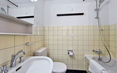 Saphir: Baño, Lavabo Del Baño, Arreglo De Tubería, Diseño De Interiores, Piso, Lavabo, Suelo, Grifo, Baño, Plomería