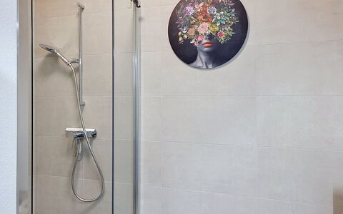 Apt. City Stay Lugano: Arreglo De Tubería, Piso, Baño, Alcachofa De La Ducha, Loseta, Suelo, Plomería, Ducha, Diseño De Interiores, Barra De La Ducha