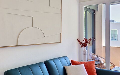 Apt. City Stay Lugano: Mueble, Sofá, Diseño De Interiores, Sala, Comodidad, Arrojar La Almohada, Amortiguar, Almohada, Mesa De Café