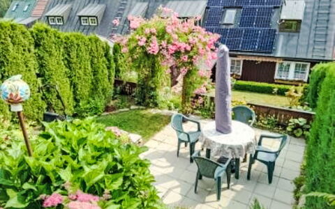 Herlíkovice: Arbusto, Casa, Casa, Jardín, Cabaña, Yarda, Césped, Patio Interior, Paisajismo, Planta De Casa