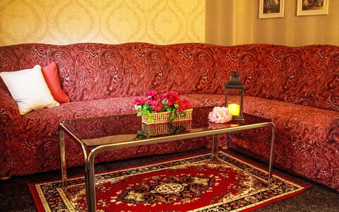 Herlíkovice: Mueble, Sofá, Rojo, Diseño De Interiores, Textil, Sala, Piso, Suelo, Rosado