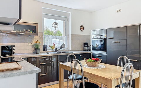 Ankerplatz: Mueble, Cocina, Aparato De Cocina, Mostrador, Gabinetes, Diseño De Interiores, Piso, Madera, Silla, Electrodoméstico
