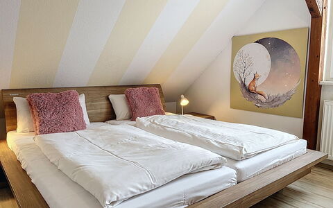 Ankerplatz: Cama, Mueble, Diseño De Interiores, Habitación, Piso, Suelo, Lecho, Sábana, Madera, Linos