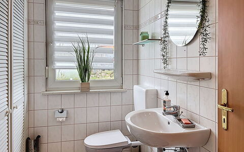 Ankerplatz: Baño, Arreglo De Tubería, Lavabo Del Baño, Diseño De Interiores, Lavabo, Piso, Baño, Grifo, Plomería, Asiento Del Baño