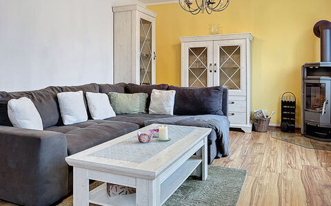 Ankerplatz: Mueble, Piso, Suelo, Diseño De Interiores, Suelos De Madera, Madera, Habitación, Sofá, Suelo Laminado, Sala