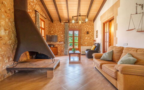 Casa Geranios: Mueble, Pared, Piso, Madera, Diseño De Interiores, Suelo, Techo, Casa, Habitación, Sala