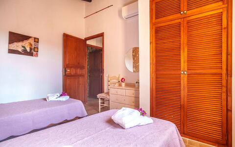 Casa Geranios: Suelo, Departamento, Puerta, Manchas De Madera, Techo, Habitación, Madera Dura, Inicio De La Puerta, Cama, Lecho