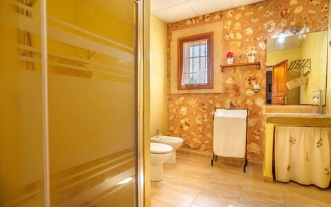 Casa Geranios: Pared, Arreglo De Tubería, Piso, Diseño De Interiores, Madera, Baño, Suelo, Amarillo, Plomería, Encendiendo