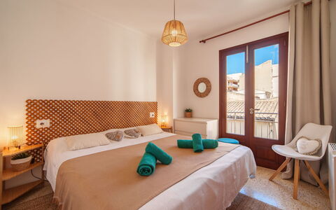 Near the Sea: Pared, Madera, Diseño De Interiores, Mueble, Habitación, Suelo, Linos, Cama, Habitación, Departamento