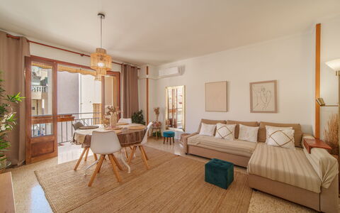 Near the Sea: Mueble, Diseño De Interiores, Piso, Suelo, Madera, Techo, Habitación, Sala, Mesa, Encendiendo