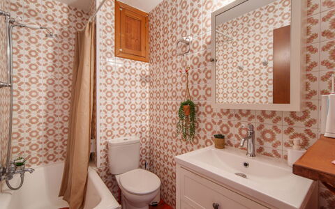 Near the Sea: Baño, Piso, Arreglo De Tubería, Suelo, Diseño De Interiores, Lavabo Del Baño, Marrón, Baño, Plomería, Loseta
