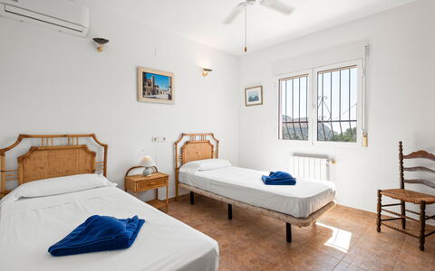 Blake: Mueble, Departamento, Marco De La Cama, Habitación, Cama, Hotel, Lecho, Dormitorio, Colchón, Hostal