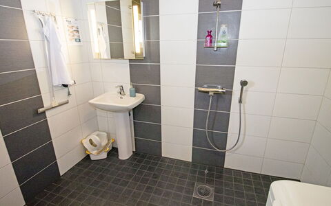 Koto: Piso, Arreglo De Tubería, Baño, Suelo, Baño, Diseño De Interiores, Plomería, Asiento Del Baño, Loseta, Ducha