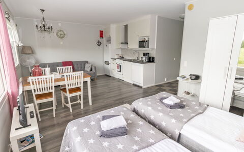 Tupa: Diseño De Interiores, Departamento, Balcón, Madera Dura, Manchas De Madera, Suelos De Madera, Pretil, La Luz Del Día, Hotel, Ático
