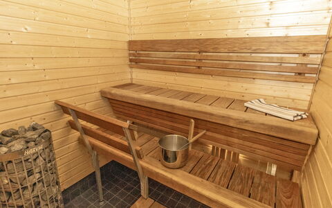 Tupa: Diseño De Interiores, Departamento, Balcón, Madera Dura, Manchas De Madera, Suelos De Madera, Pretil, La Luz Del Día, Hotel, Ático