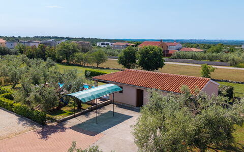 Villa Greta: Diseño De Interiores, Departamento, Balcón, Madera Dura, Manchas De Madera, Suelos De Madera, Pretil, La Luz Del Día, Hotel, Ático