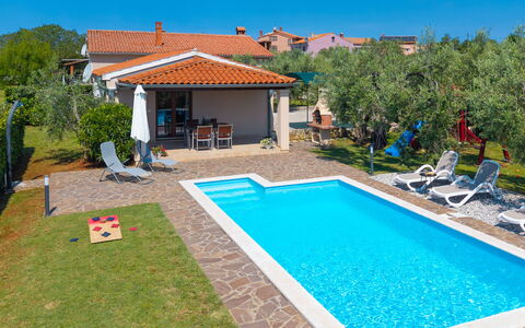 Villa Greta: Diseño De Interiores, Departamento, Balcón, Madera Dura, Manchas De Madera, Suelos De Madera, Pretil, La Luz Del Día, Hotel, Ático
