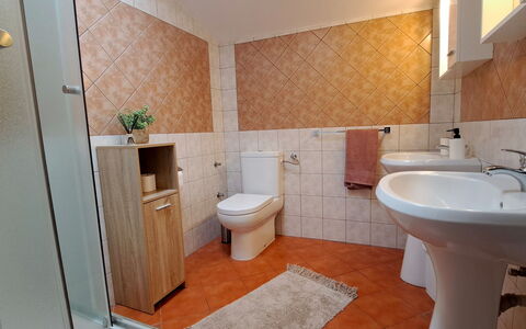 Kristalis: Lavabo Del Baño, Baño, Arreglo De Tubería, Piso, Asiento Del Baño, Lavabo, Suelo, Baño, Diseño De Interiores, Grifo